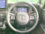 インテリアに合わせたデザインのステアリングは、運転される方のことも考え、運転しやすい形状、大きさです。是非一度、実際に触ってお確かめください。