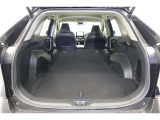 セカンドシートを倒した状態です。セカンドシートは独立可倒、荷物に合わせてラゲッジスペースをアレンジできます。