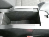 センターコンソールのアームレストの下には大容量の小物いれをご用意しております♪