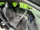 運転席まわりには十分なスペースがあり、大柄な方でもゆったり運転していただける環境です。