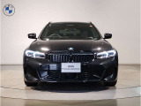 【BMWの伝統】BMWの特徴的な&ldquo;キドニーグリル&rdquo;は、80年以上続く伝統の形でございます。変わらないこだわりのデザインが、プレミアムブランド&ldquo;BMW&rdquo;を創り出します。