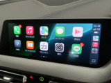 【アップルカープレイ】iPhoneがBMW車両とワイヤレスで接続されます。Apple CarPlayでは、オーディオストリーミングやメッセージングアプリがディスプレイに表示されます。