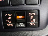両側パワースライドドア付きだから、狭い駐車スペースなどでの 乗り降りラクラク!小さなお子さまのいるご家庭には嬉しい装備。
