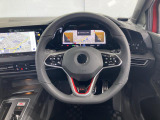 GTIの個性を際立たせる赤のライン、専用のインテリア。先進のテクノロジーをまとい力強い加速でアグレッシブなドライブをあなたに。