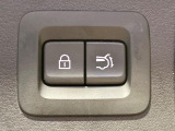 【パワーバックドア】スマートキーや運転席のボタンを押すだけでリアゲートが自動で開閉します!荷物を持っている時や、高い位置にあるバックドアを閉める際に便利な機能です♪