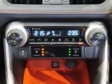 左右独立温度コントロールフルオートエアコンです。運転席、助手席それぞれで独立して温度設定ができます。冷え性の方が乗っても安心ですね♪