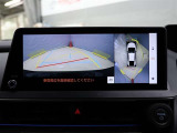 パノラミックビューモニターは、車両の前後左右に取り付けられた、4つのカメラから取り込んだ映像を継ぎ目なく合成。上から車両を見下ろしたような映像をナビ画面に表示することができます。