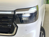 【LEDヘッドライト】悪天候や夜間走行時も良好な視界を確保し安心して運転できる高輝度LEDヘッドライトを装備!点灯速度が早く、消費電力も抑えられています。