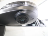 助手席側で見えにくい左前方の映像を、車内のマルチファンクションディスプレイに映し出します。前方への駐車や左寄せ、狭い道でのすれ違いなど、さまざまなシーンで安心して運転できる便利な機能です。