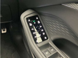 運転席のドアハンドル部にライトやミラーの操作パネルが設置されており、大変使いやすくなっております。