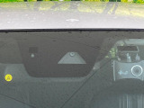 【i-ACTIVESENSE】走行中に前方の車両等を認識し、衝突しそうな時は警報とブレーキで衝突回避と被害軽減をアシスト。より安全にドライブをお楽しみいただけます。