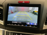 リバースギアに入れるだけで後方の表示へ切り替わります。夜間や雨の日の駐車も楽になりますよ。