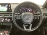 【ハンドル】運転にかかわる様々な操作を安全に行えるように視点移動が少なく操作性に配慮されたスイッチ類が凝縮されたコックピットです。