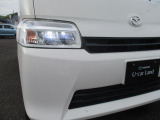 暗い夜道の運転を明るく照らしてくれるLEDヘッドライトです。ロービーム/ハイビームの切り替えを自動でしてくれるオートハイビーム機能も装備しています。