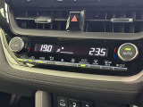 左右独立温度コントロールフルオートエアコンです。運転席、助手席それぞれで独立して温度設定ができます。冷え性の方が乗っても安心ですね♪