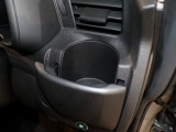 運転席の届きやすいところにドリンクホルダーがついています。視線をそらすことなく手に取れるので運転に集中できて安心ですね。