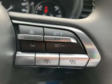 【マツダ・レーダー・クルーズ・コントロール (MRCC)】運転者がアクセルやブレーキを踏まなくても設定した速度での定速走行や先行車との車間距離を一定に保つ追従走行により、運転者の負担を軽減するシステムです。