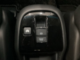 セレクトレバーの下に電子制御パーキングブレーキがあります。スイッチひとつで、停車した地点の傾斜などをシステムが検知・判断してブレーキ力を自動的に最適制御し、しっかり停車できるパーキングシステムです。