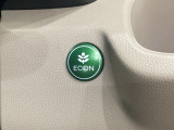 ECON モードをON にするとアクセルペダルの動きに対するエンジンの反応とエアコンの制御を切り換えることで、燃費のいい運転をするドライバーがペダルを踏んだ時と同じようにエンジンを制御します。