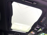 【ガラスルーフ】ガラスルーフ搭載で車内の解放感が一気にアップ!開放的なドライブをお楽しみいただけます。