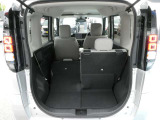 リアシートは5:5分割可倒式を採用しておりますので、乗車人数やお荷物の量に併せてアレンジが可能です♪
