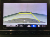 【バックカメラ】運転が苦手な方も車庫入れラクラクです!ギアをリバースに入れれば自動的に切り換わりますので、面倒な操作は不要です♪狭い駐車場もお車を傷つけず安心ですね!