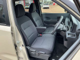 広く快適な運転席周りです。