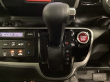 CVT車のセレクトレバーです。低速から高速まで、変速ショックのないスムーズな走りを実現するとともに、エンジン効率のよい領域を維持することで燃費にも貢献します。