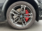 BMWの純正アロイホイールは軽量かつ強度にも優れているホイールで走行性能を引き上げる設計になっております。足元にもBMWは妥協がなくこだわっている個所になります。