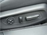 ◆運転席8ウェイパワーシート+運転席4ウェイ電動ランバーサポート◆シートポジションの調節が電動でできます。腰部をしっかりと受け止めるランバーサポートも装備!長時間のドライブでも疲れにくい姿勢をキープ。
