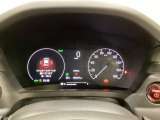 ハイブリット車専用のメーターです。右側の大型スピードメーターに加え、ステアリングスイッチを使って左のマルチインフォメーション・ディスプレイで燃費や動力伝達などの情報が見れるようになっています。
