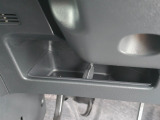 運転席周辺の収納も充実したドライバーズロアポケット。細かな使い勝手にも配慮されています。