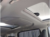 夜間走行でも安心のLEDへッッドライト搭載車です。とても明るく白い光で照らします。この装備も人気のアイテムですね