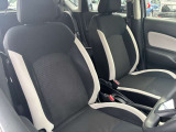 フィット感のあるシートで街乗りも長距離運転の快適!