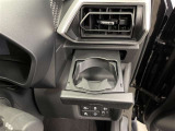 運転席と助手席には、格納式のドリンクホルダーが装備されています。