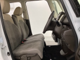 女性でも運転がしやすいように、シートの高さ調整機能(シートリフター)がついています。運転席と助手席の間が空いている為、助手席側への移動がスムーズです。交通量の多い道でも助手席側から乗り降りができます。