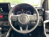 インテリアに合わせたデザインのステアリングは、運転される方のことも考え、運転しやすい形状、大きさです。是非一度、実際に触ってお確かめください。