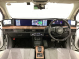 車内は光触媒抗菌消臭施工済です。インパネ周りはスタイリッシュなデザインで機能や装備も充実しています。グローブボックスやカップホルダーのほかにトレーなどたくさんの収納スペースが付いています。