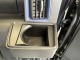 運転席側掘り込み式インパネカップホルダー