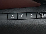 運転席の右側にはエマージェンシーブレーキ、ステアリングヒーター、VDCのスイッチが有ります。