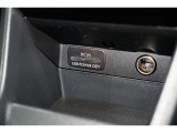小物の収納に便利なセンタートレイには携帯等のデバイスの充電可能なUSB出力電源付です。