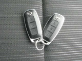 持っているだけでドアの開閉やエンジン始動が出来るインテリジェントキーが備わっています。
