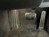 【ペダル】BMWはオルガン式アクセルペダルを採用しています。踏み込む足とペダルが同じ軌跡を描くため、かかとがずれにくく、アクセルコントロールがよりしやすくなるメリットがあります。