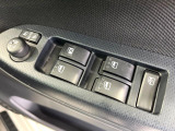 【電動格納ミラー】サイドミラーは電動格納式となっており、狭い駐車場でもキズがつくリスクを抑えられます。