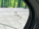 【ブラインドスポットモニター】走行中、ドアミラーの死角になりやすい箇所に後続車が接近するとサイドミラーのレンズに警告を表示!ドライバーに注意喚起をしてくれます。