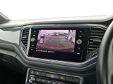 バックモニター搭載で車庫入れ安心!バック中の死角部分がモニターに映し出されるので安全性アップ!前後パークセンサーとバックカメラで車庫入れも安心です。