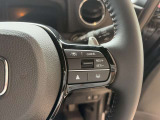 【クルーズコントロール】アクセル操作なしで一定速度を保つ機能。先行車との距離を自動調整する追従型が主流で、高速走行時の疲労を劇的に軽減します。長距離移動が多いお客様への商談では必須の快適装備です。