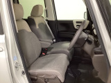 女性でも運転がしやすいように、シートの高さ調整機能(シートリフター)がついています。運転席と助手席の間が空いている為、助手席側への移動がスムーズです。交通量の多い道でも助手席側から乗り降りができます。