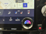 オートエアコンは温度を設定するだけで、自動で風量などを設定してくれます。運転しながら操作も必要ないので、安全性も向上します。