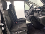 女性でも運転がしやすいように、シートの高さ調整機能(シートリフター)がついています。広い足元にゆったり座れるシートには肘掛も装備しており長距離の運転でも疲れにくいシートです。